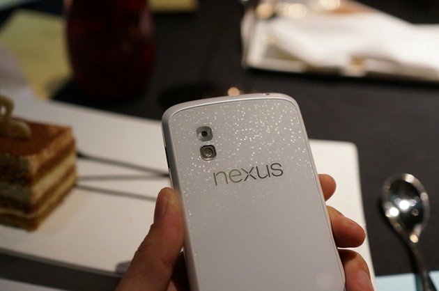 Новые изображения белого Nexus 4